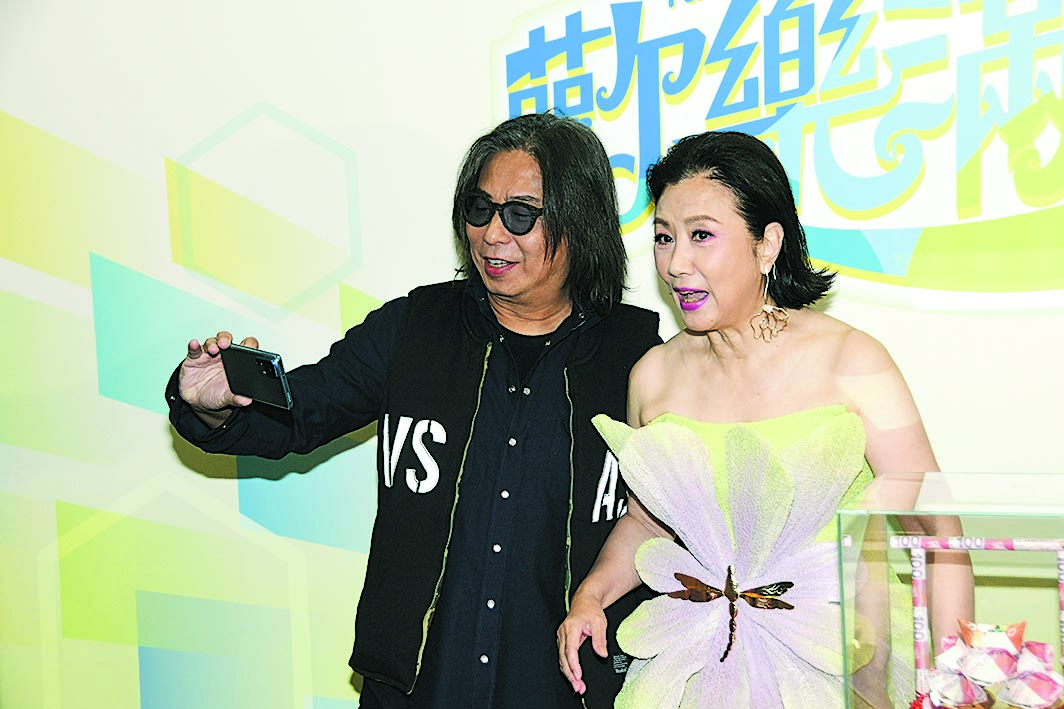 欢乐满东华|港姐胸口倒冰表情痛苦 性感湿身筹款惹议