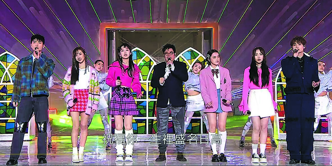 欢乐满东华|港姐胸口倒冰表情痛苦 性感湿身筹款惹议