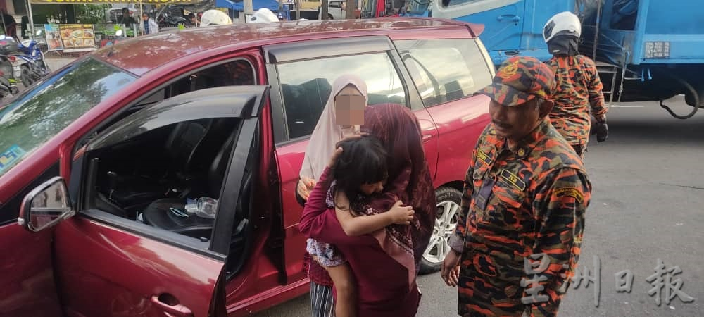 母亲下车买东西 3岁女童困车内