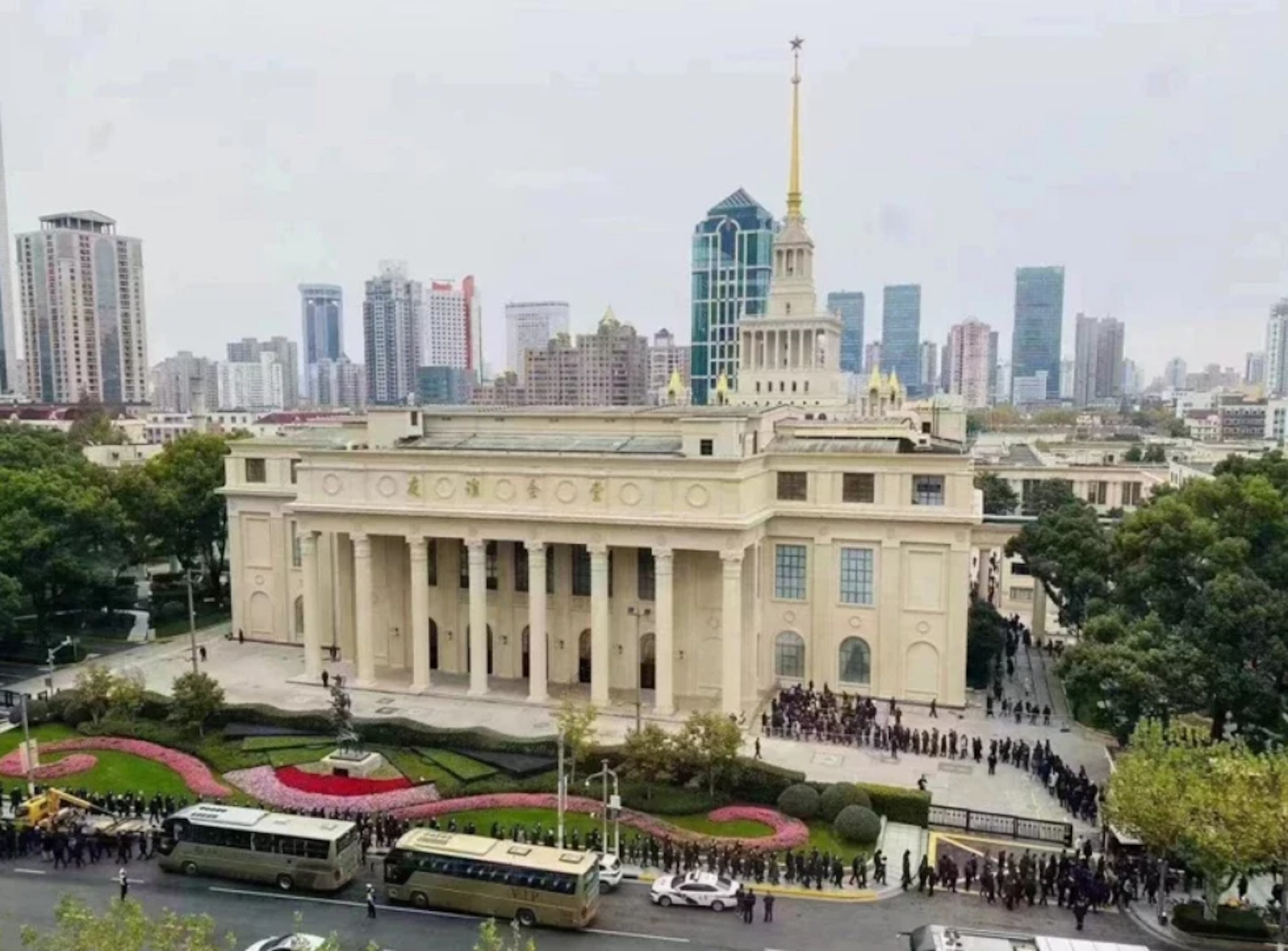 江泽民灵柩传移往上海展览中心 民众夹道送别