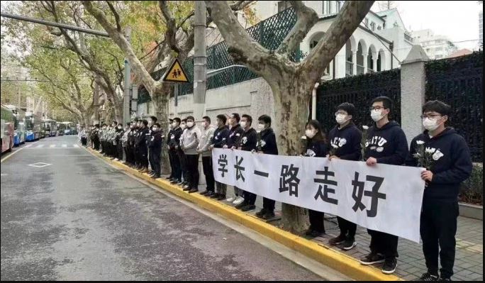 江泽民灵柩传移往上海展览中心 民众夹道送别