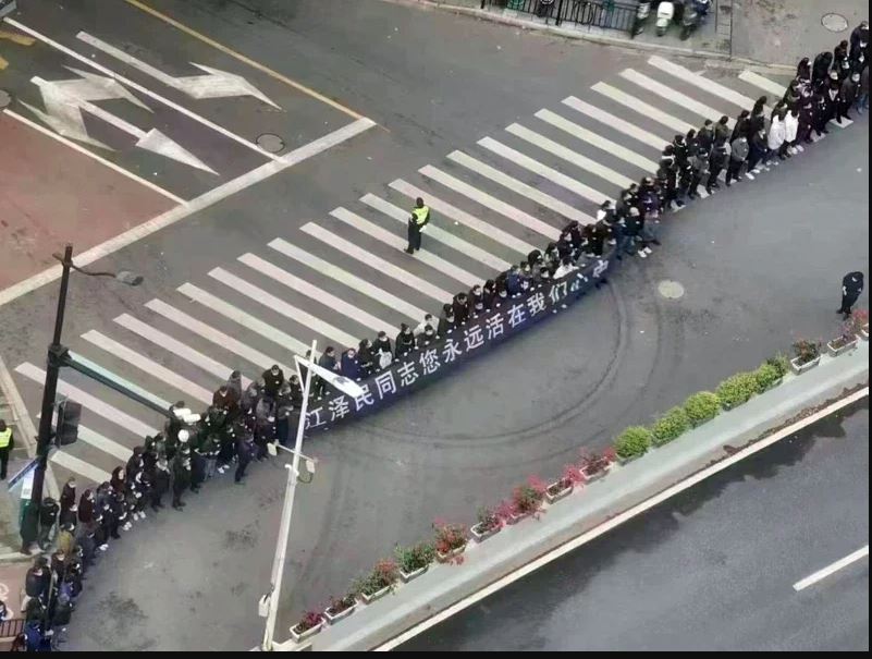 江泽民灵柩传移往上海展览中心 民众夹道送别