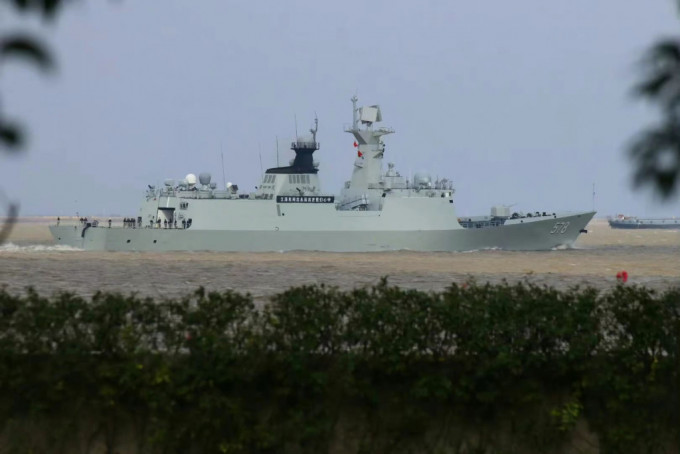 江泽民魂归黄浦江 军舰护送亲友撒骨灰