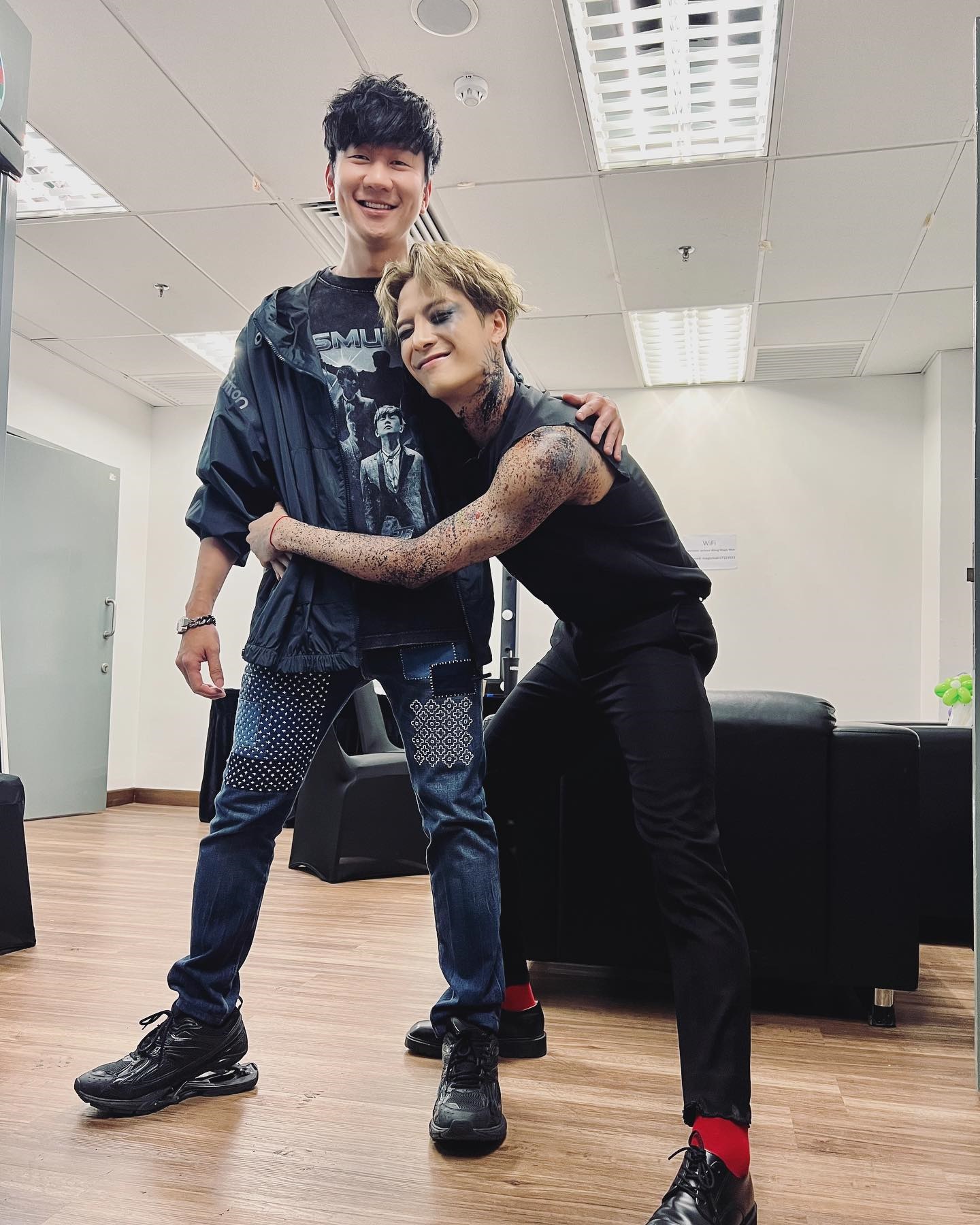 没裸没抱禁摸仅牵手  王嘉尔大马开唱当乖宝