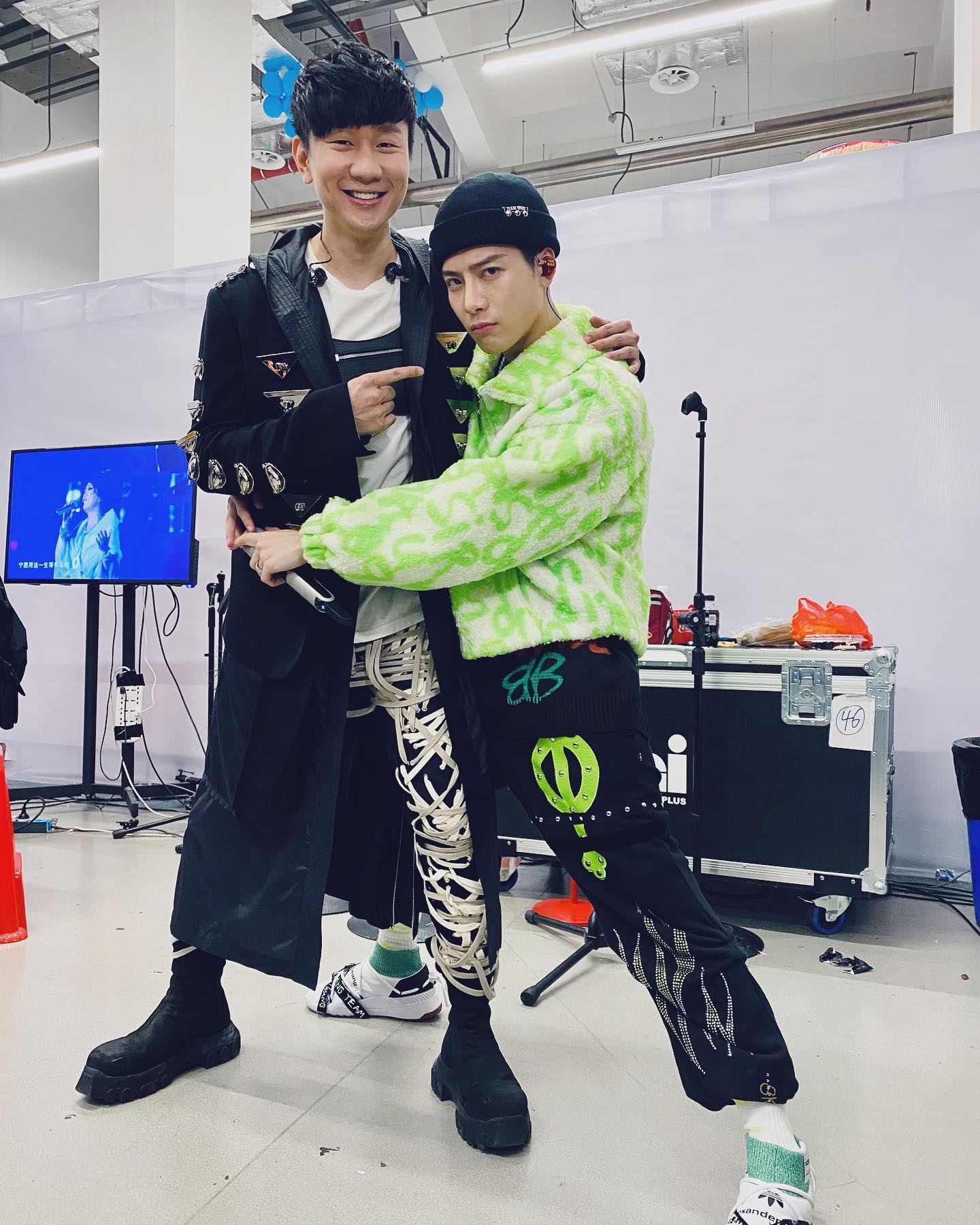 没裸没抱禁摸仅牵手  王嘉尔大马开唱当乖宝