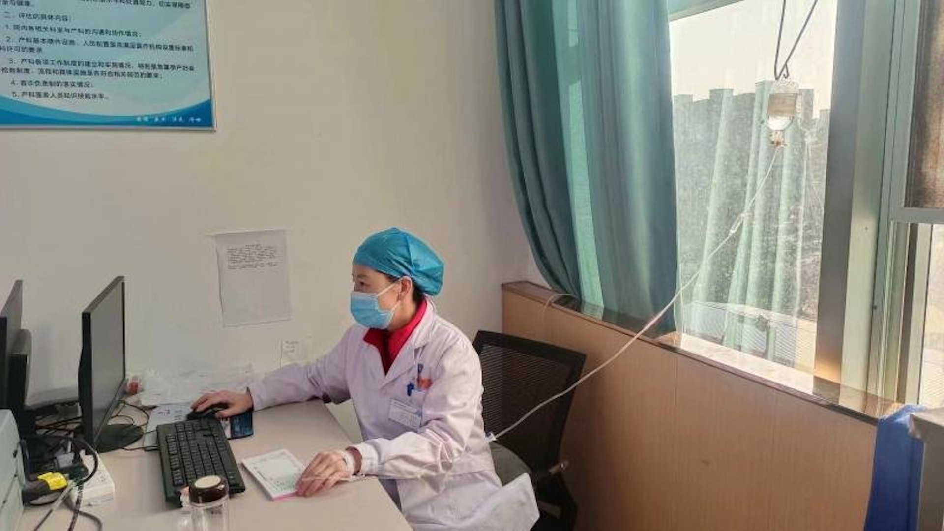 河南一医院医护吊盐水工作　39度高烧才休息