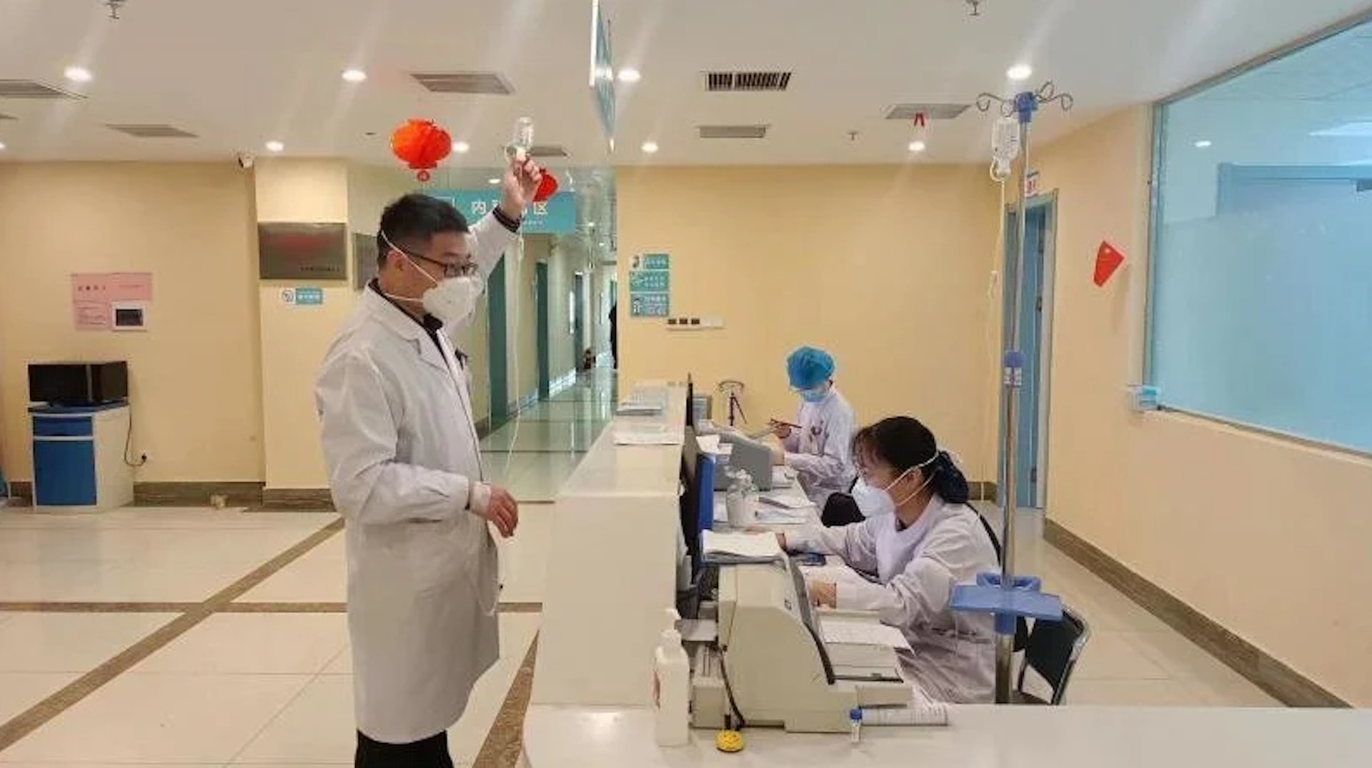 河南一医院医护吊盐水工作　39度高烧才休息