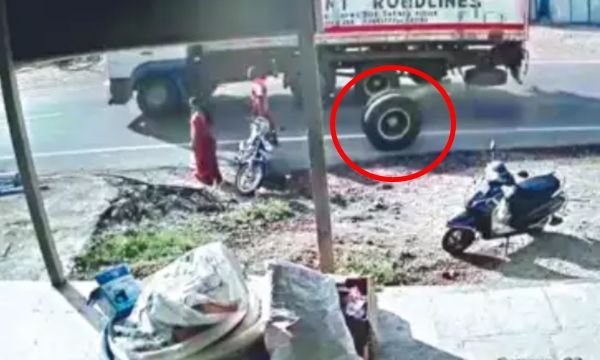 油罐车开一半“巨轮喷飞”当场砸死路边人妻 司机没发现继续开