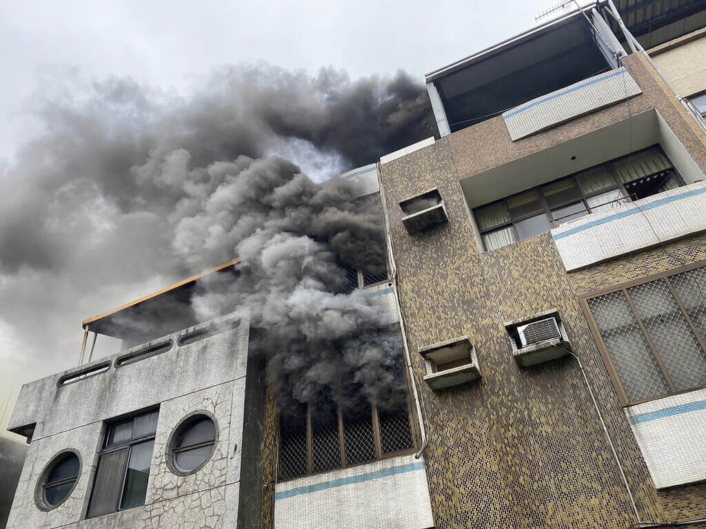 浓烟滚滚逃生无门 3姐弟葬身火海