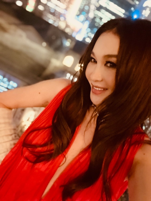 温碧霞赴美探亲过白色圣诞 晒全家福超温馨