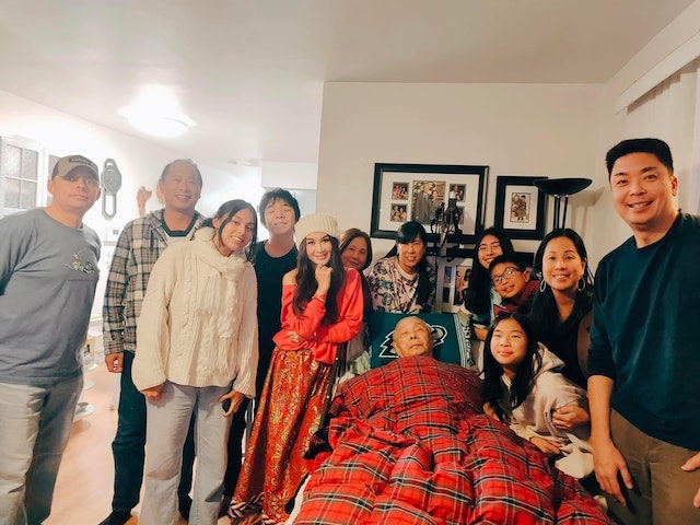 温碧霞赴美探亲过白色圣诞 晒全家福超温馨