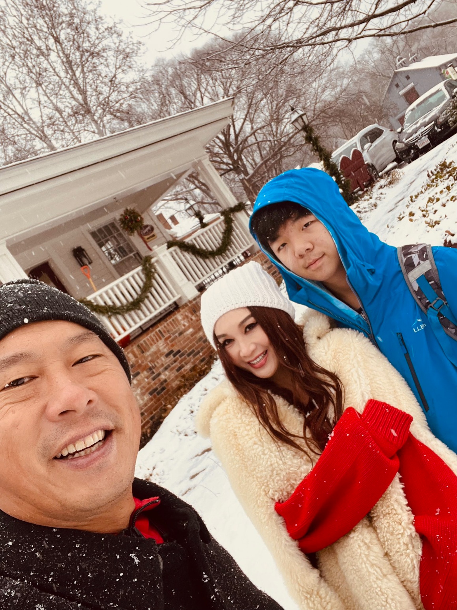 温碧霞赴美探亲过白色圣诞 晒全家福超温馨