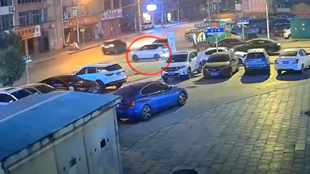 湖南私家车行驶中突爆炸 车顶炸飞