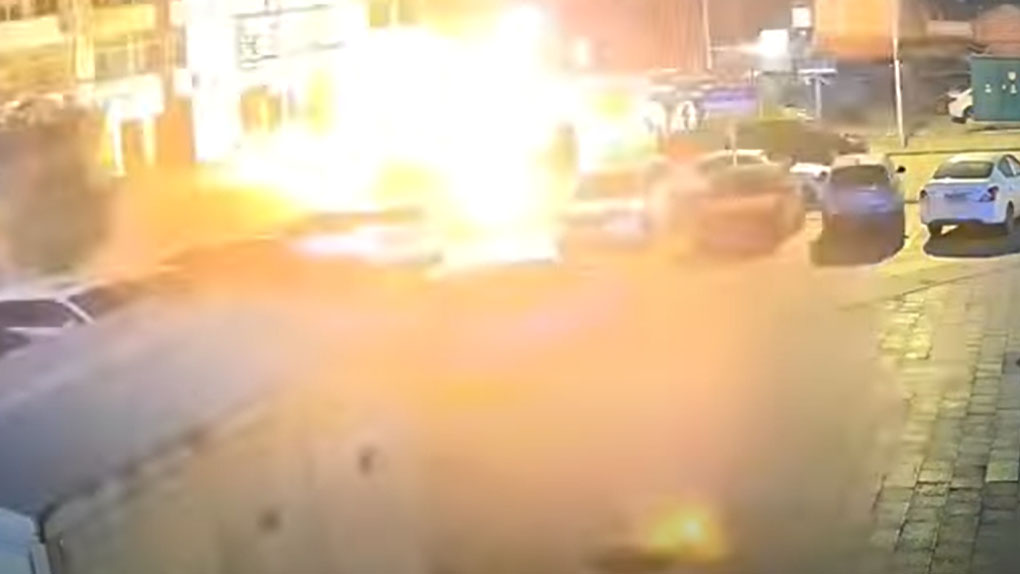 湖南私家车行驶中突爆炸 车顶炸飞