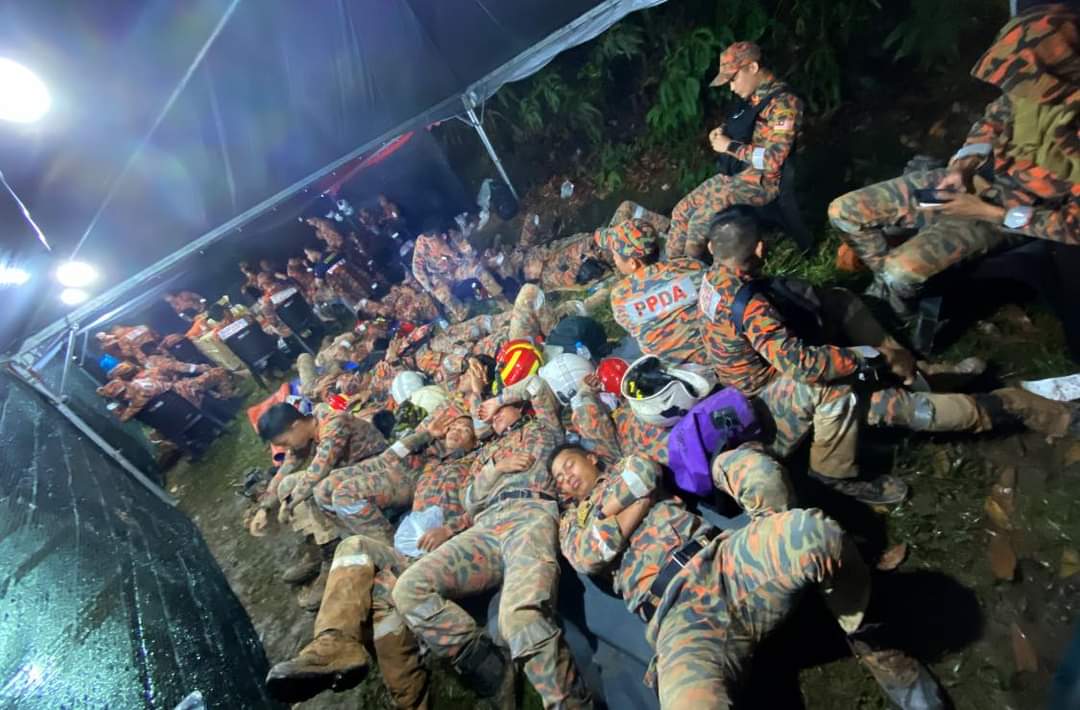 独家|泥靴坏 睡四小时 谢谢疲累的搜救人员!