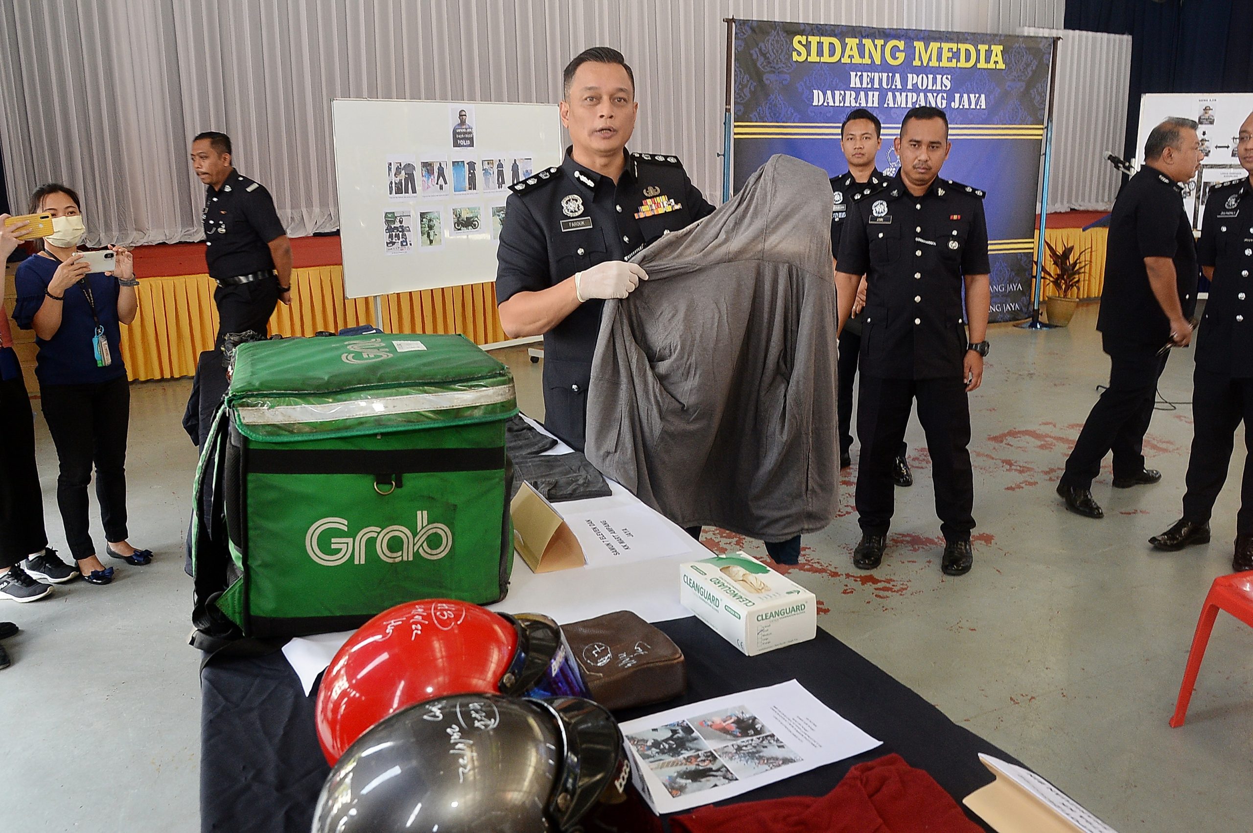 独行刀匪为满足毒瘾抢劫便利店