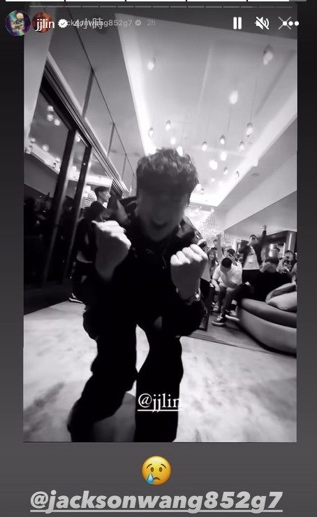 王嘉尔惊喜现身玩抱抱牵手  林俊杰风骚弹登世杯《心墙》 