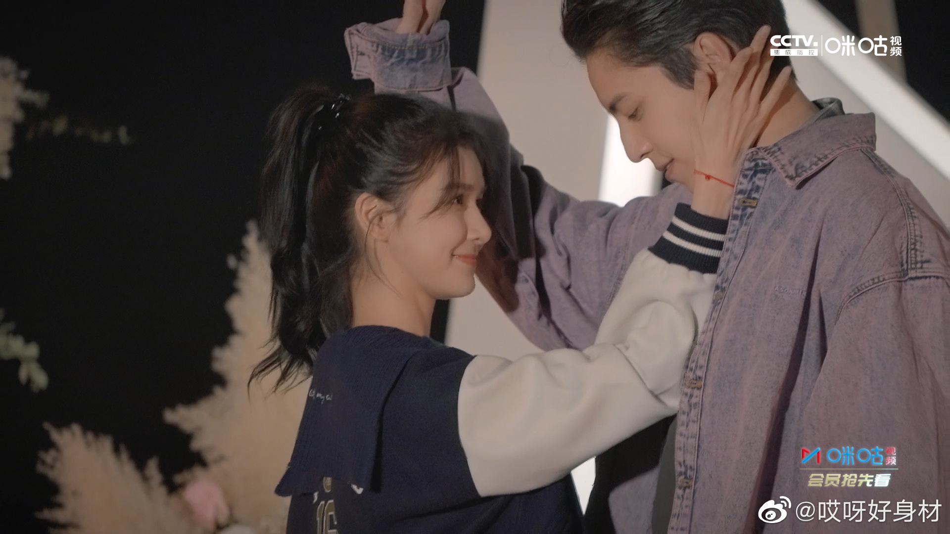 王大陆蔡卓宜跳双人舞 互撩拥吻公开秀恩爱