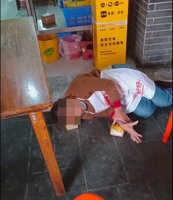 王鹤棣爸爸炸串店遭砸场 　大妈躺地吼叫画面疯传