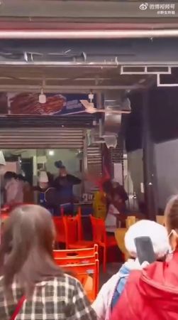 王鹤棣爸爸炸串店遭砸场 　大妈躺地吼叫画面疯传