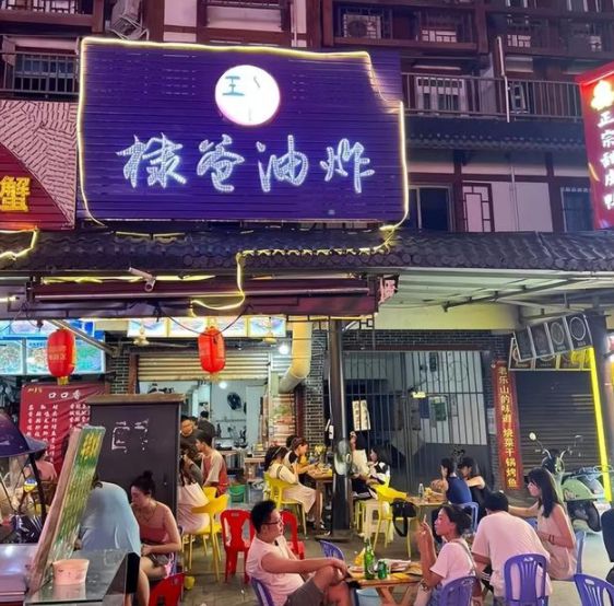 王鹤棣爸爸炸串店遭砸场 　大妈躺地吼叫画面疯传