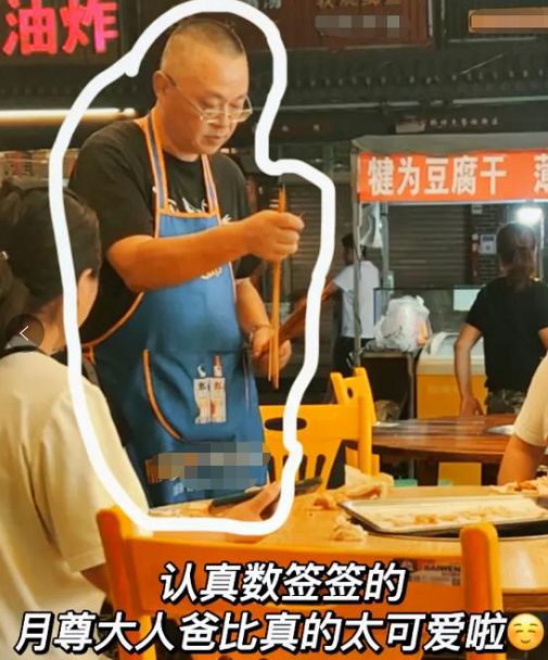 王鹤棣爸爸炸串店遭砸场 　大妈躺地吼叫画面疯传