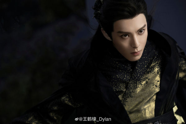 王鹤棣爸爸炸串店遭砸场 　大妈躺地吼叫画面疯传