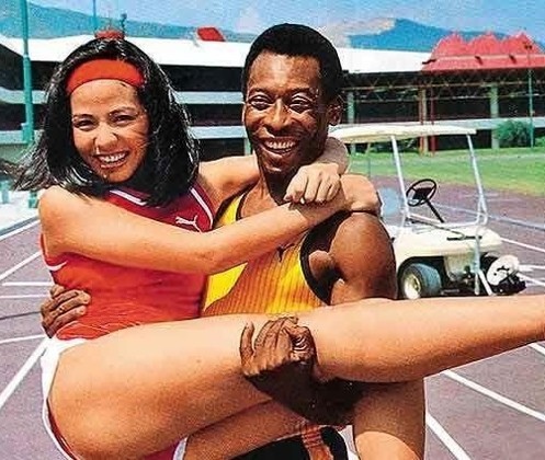 球王比利逝世｜与23岁锺楚红拍广告 一手抱起晒美腿