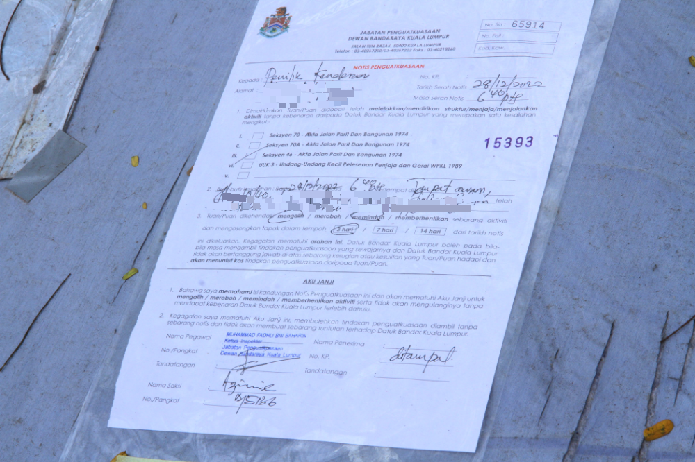 甲洞中央花园商业区 废车占位限3天移走