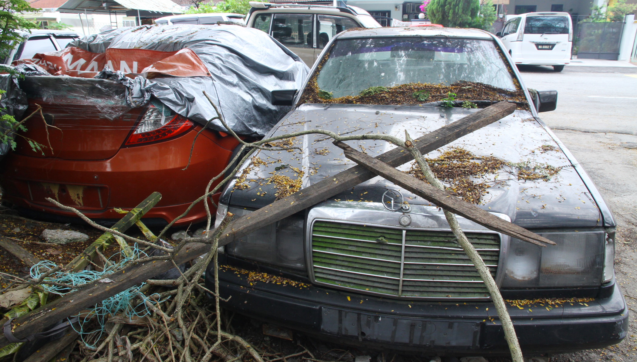 甲洞中央花园商业区 废车占位限3天移走