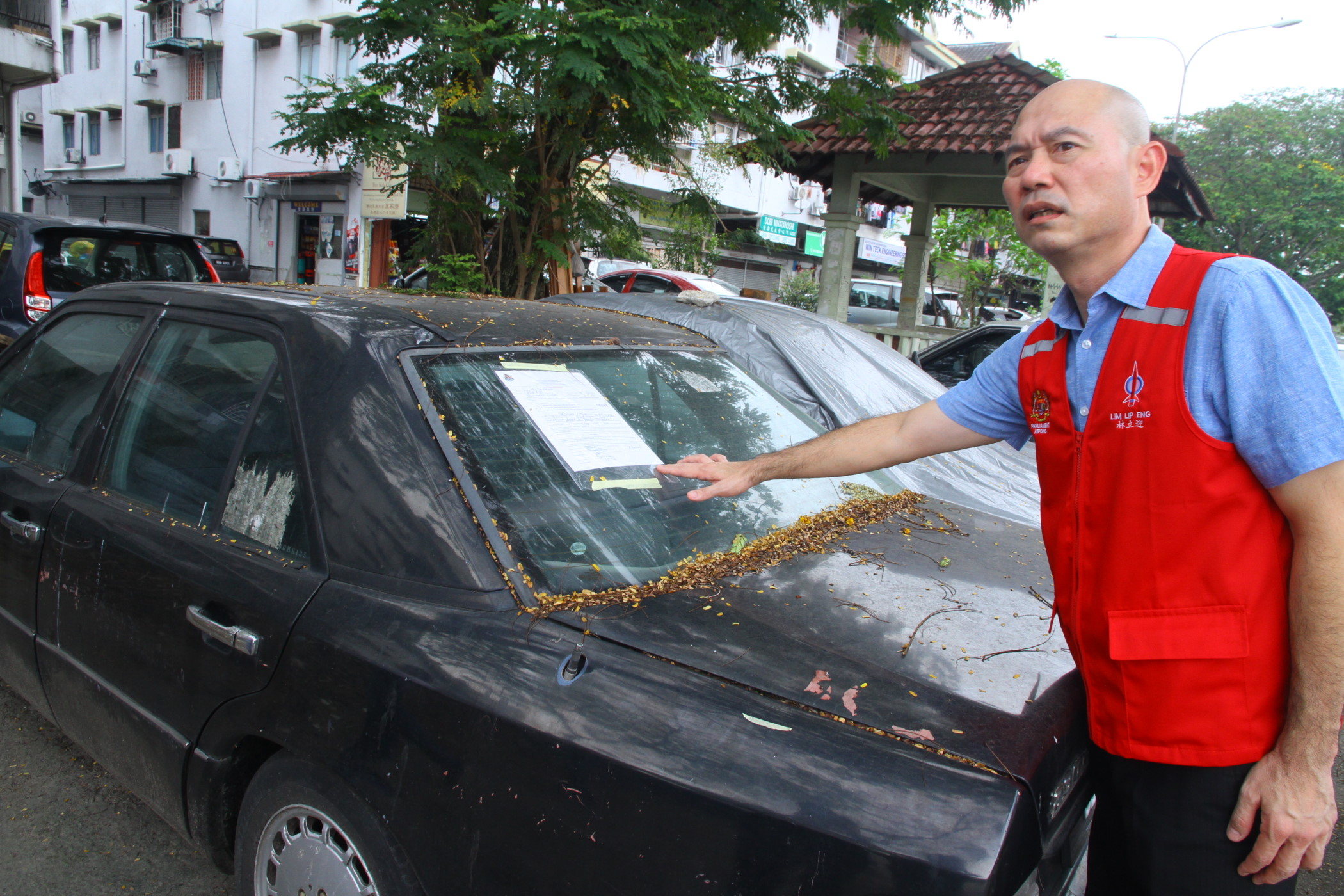 甲洞中央花园商业区 废车占位限3天移走