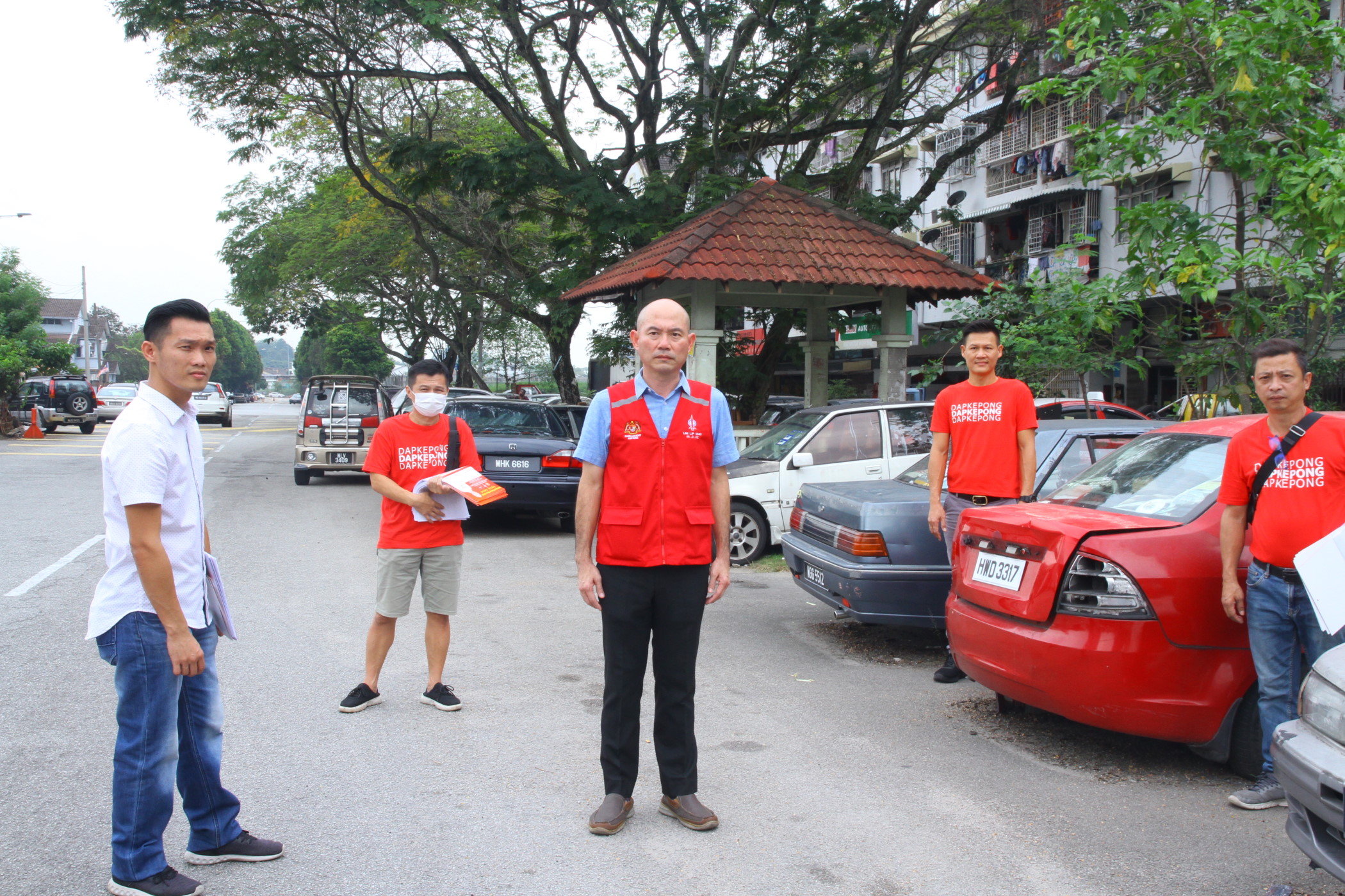 甲洞中央花园商业区 废车占位限3天移走