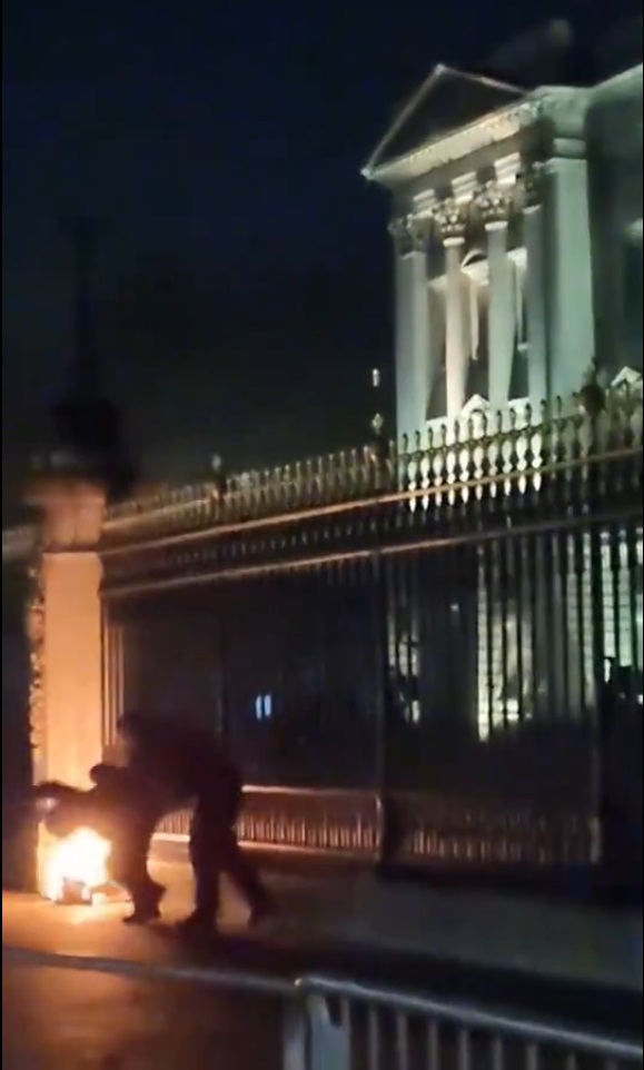 男子英国白金汉宫外放火被捕 动机未明