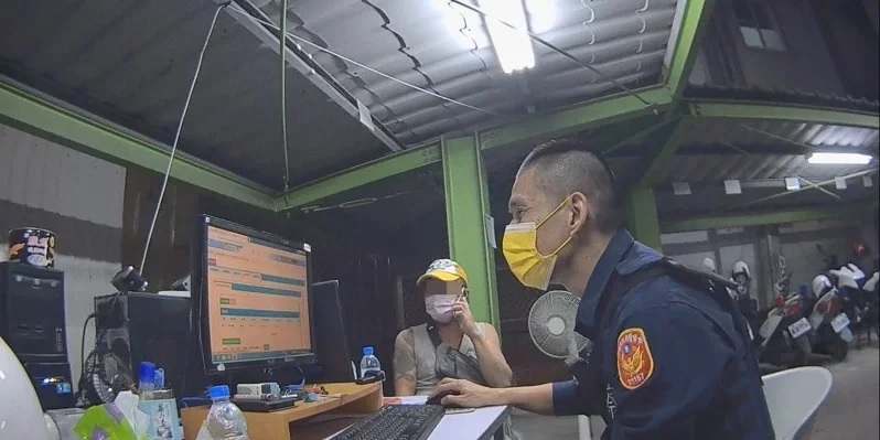 男子骑车抽烟被拦查 竟找问失散20年母亲