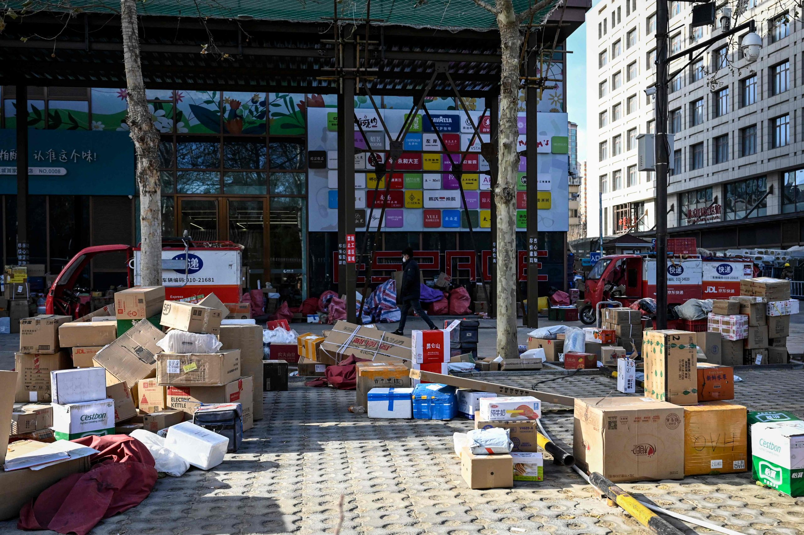 疫情打击快递服务  中多地号召加入骑手