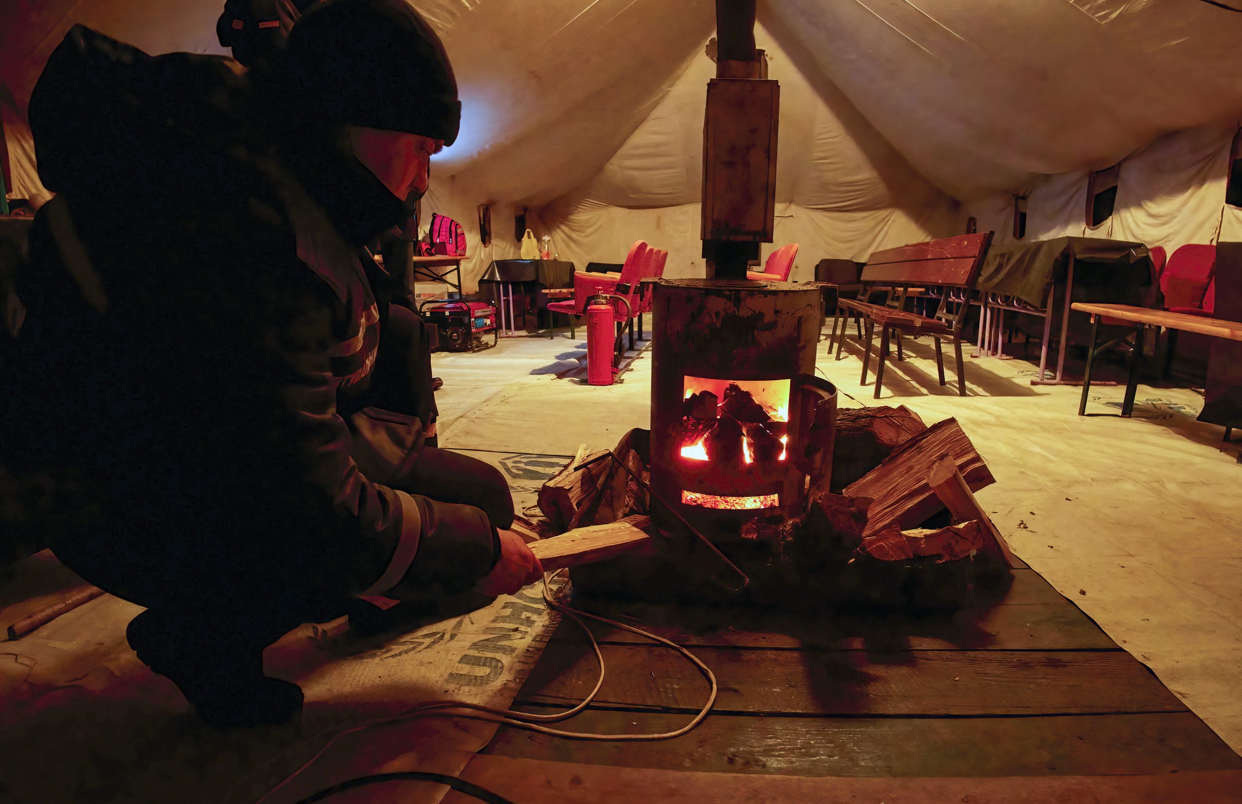 看世界)乌克兰陷断电困局 民众自行取暖致火灾频生 1日死9人