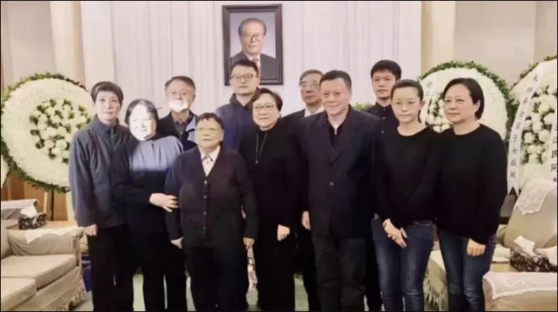 看世界)邓小平三女儿吊唁 慰问江泽民家属照片曝光