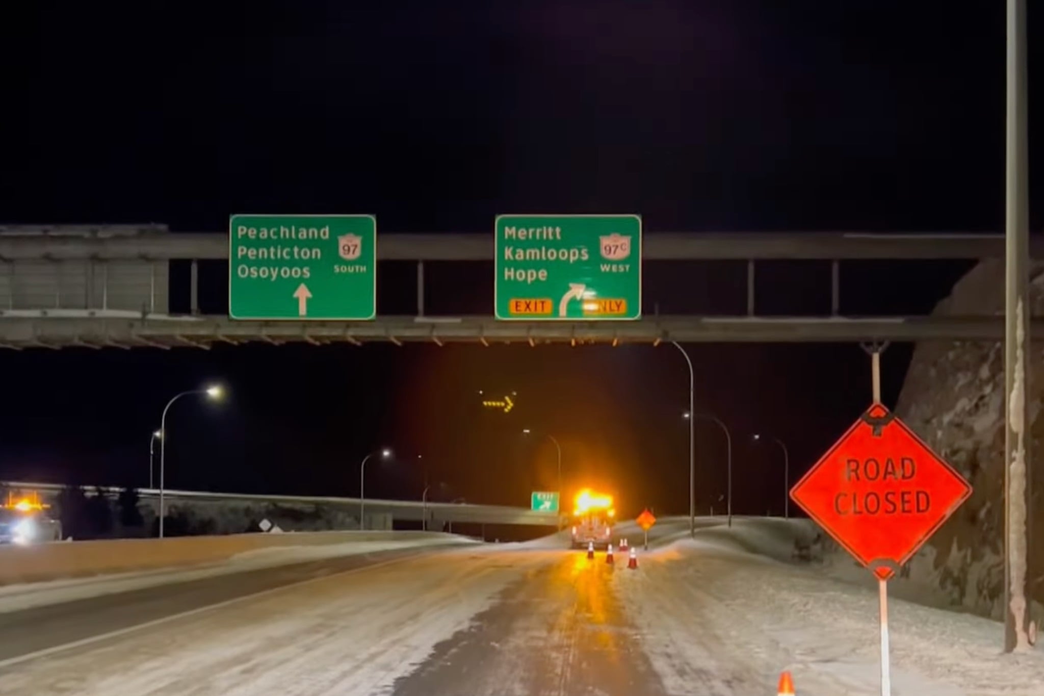 看世界／加拿大巴士翻覆酿4死53伤 肇因疑严冬路面结冰