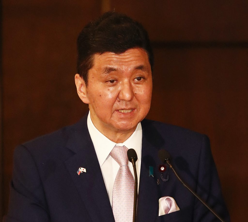 看世界／日媒：日本前防相岸信夫将退出政坛　交由长子接班