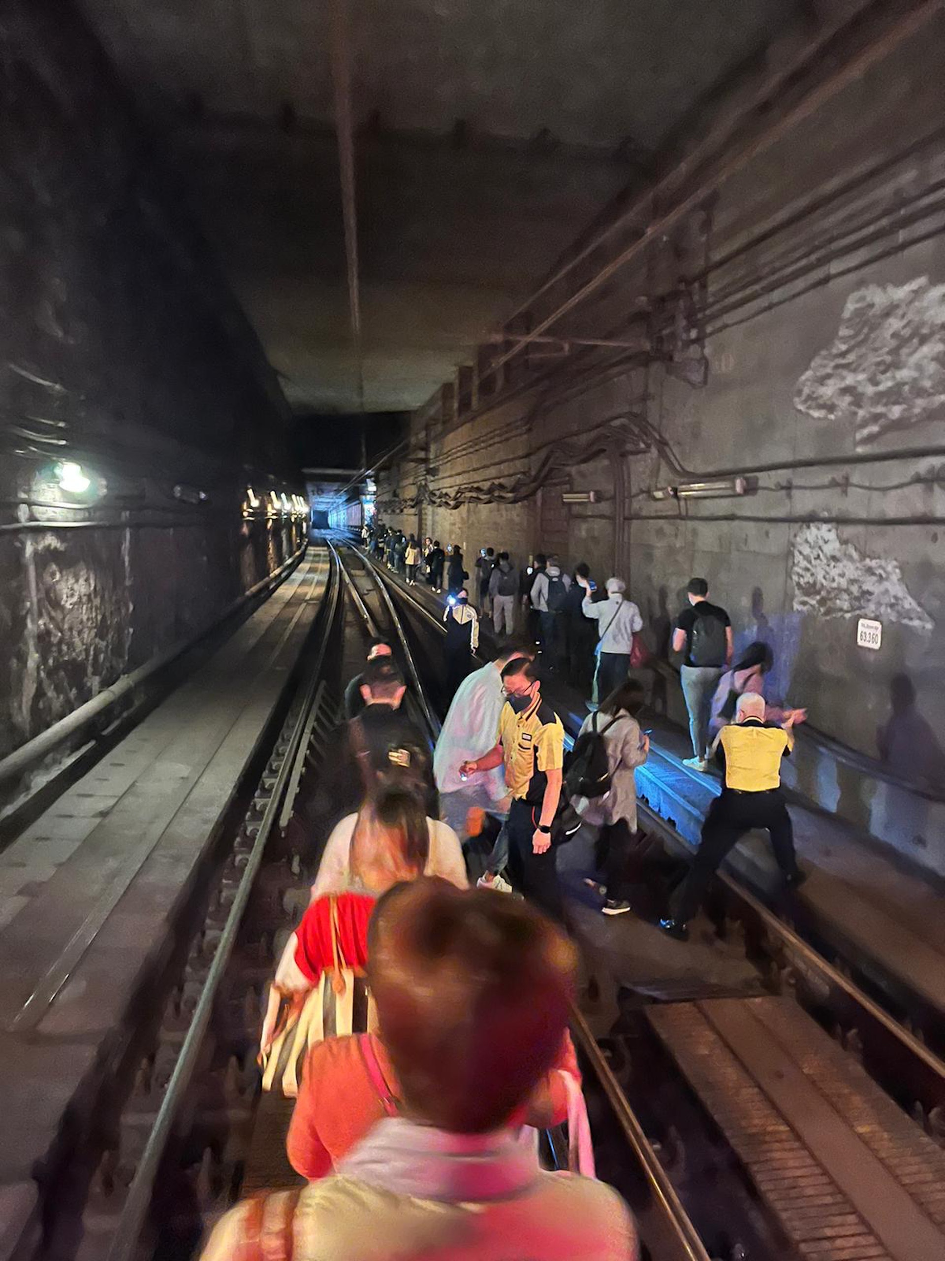 看世界／港铁车卡松脱！1500名乘客被迫下车走轨道