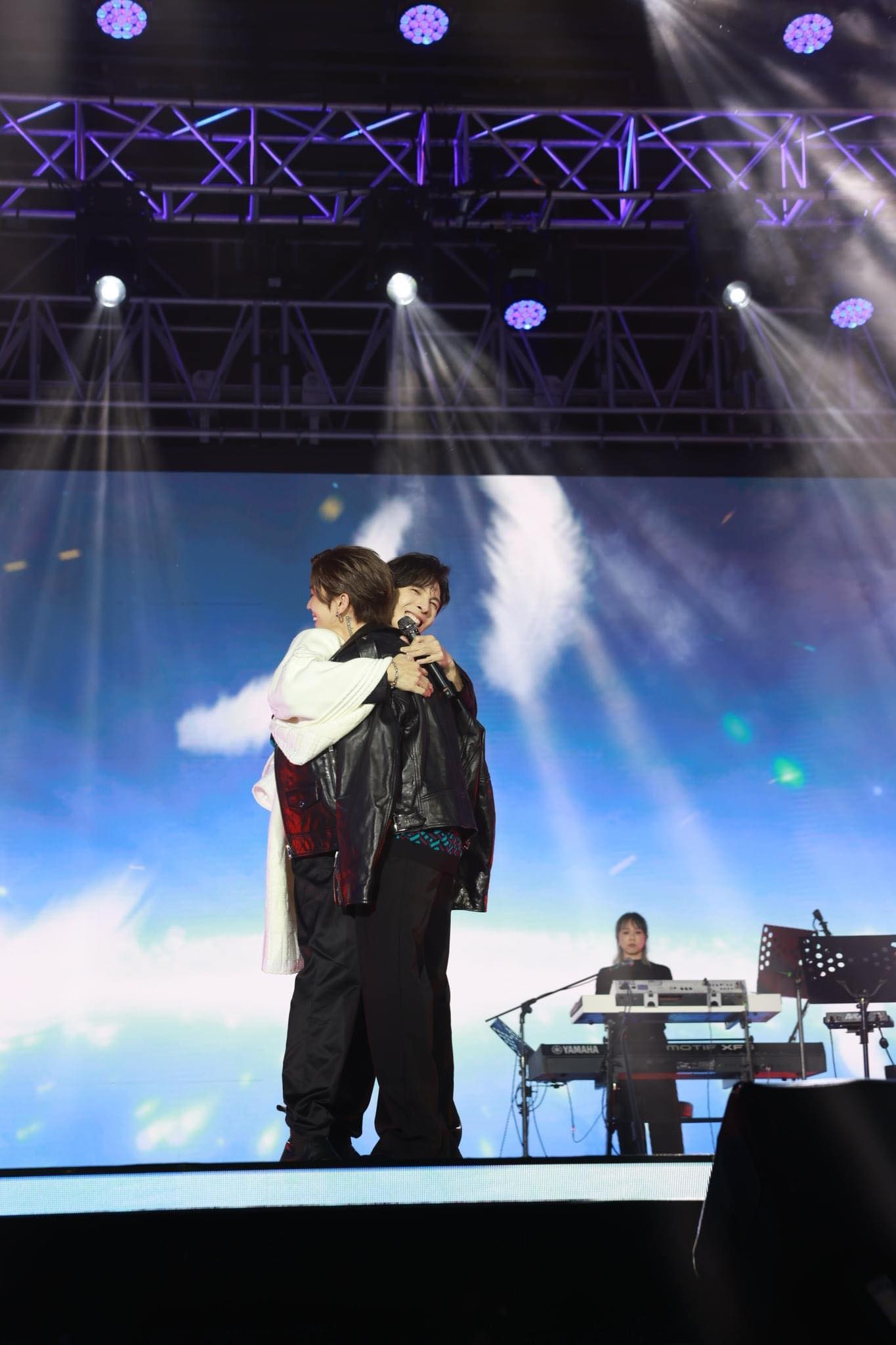 睽违7年撇心结合体 陈势安毕书尽相拥破冰