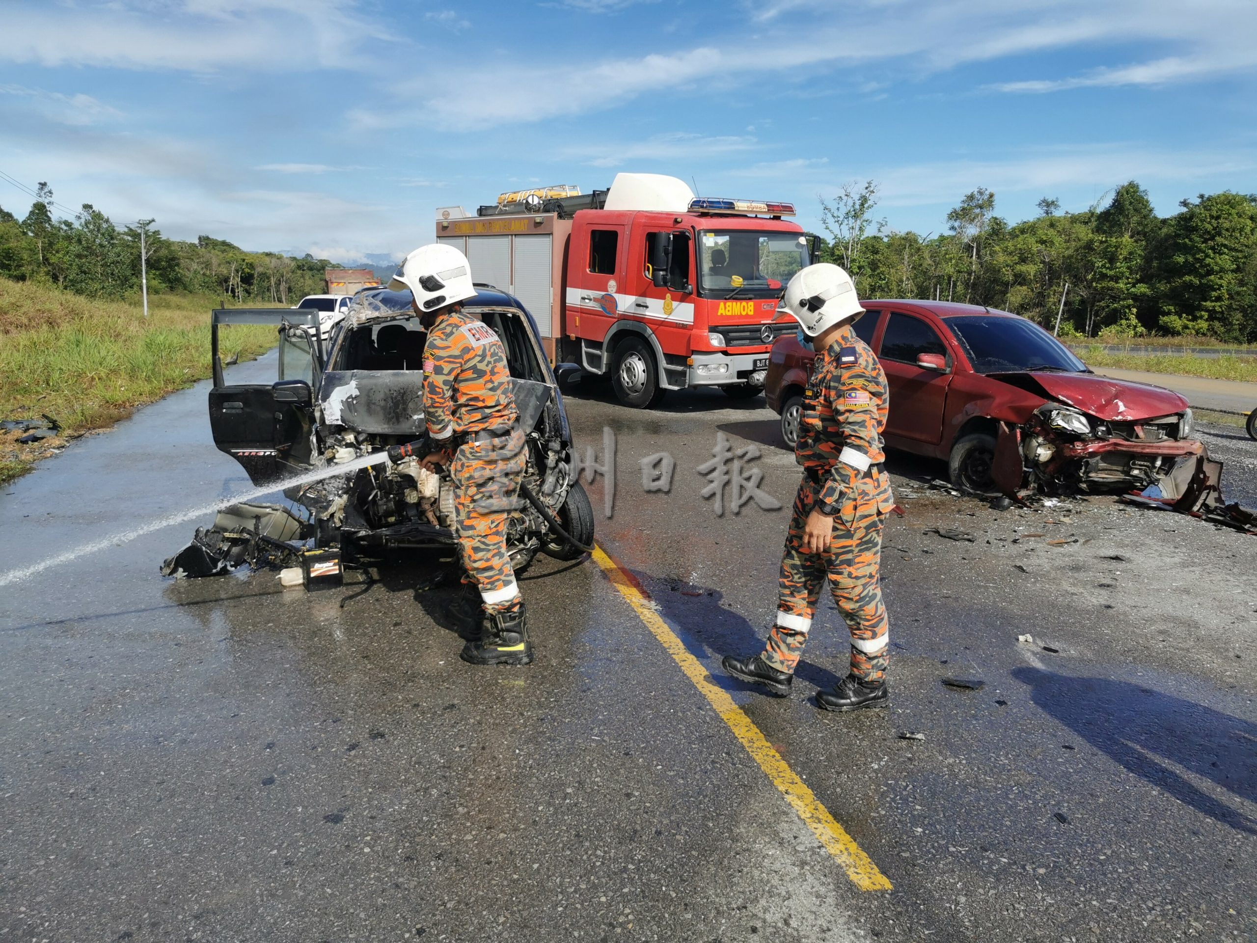 石隆门伦乐路连环撞夺命车祸,轿车前座男乘客从破裂的前挡风玻璃飞出跌落马路惨死,另外一名后座男乘客重伤身亡
