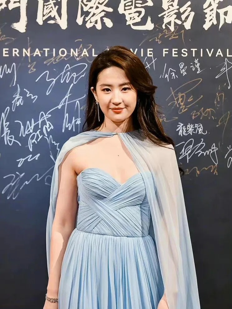 礼服撞衫金高银惨输 刘亦菲生图“腰不见了”