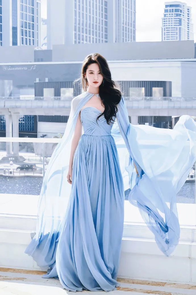 礼服撞衫金高银惨输 刘亦菲生图“腰不见了”