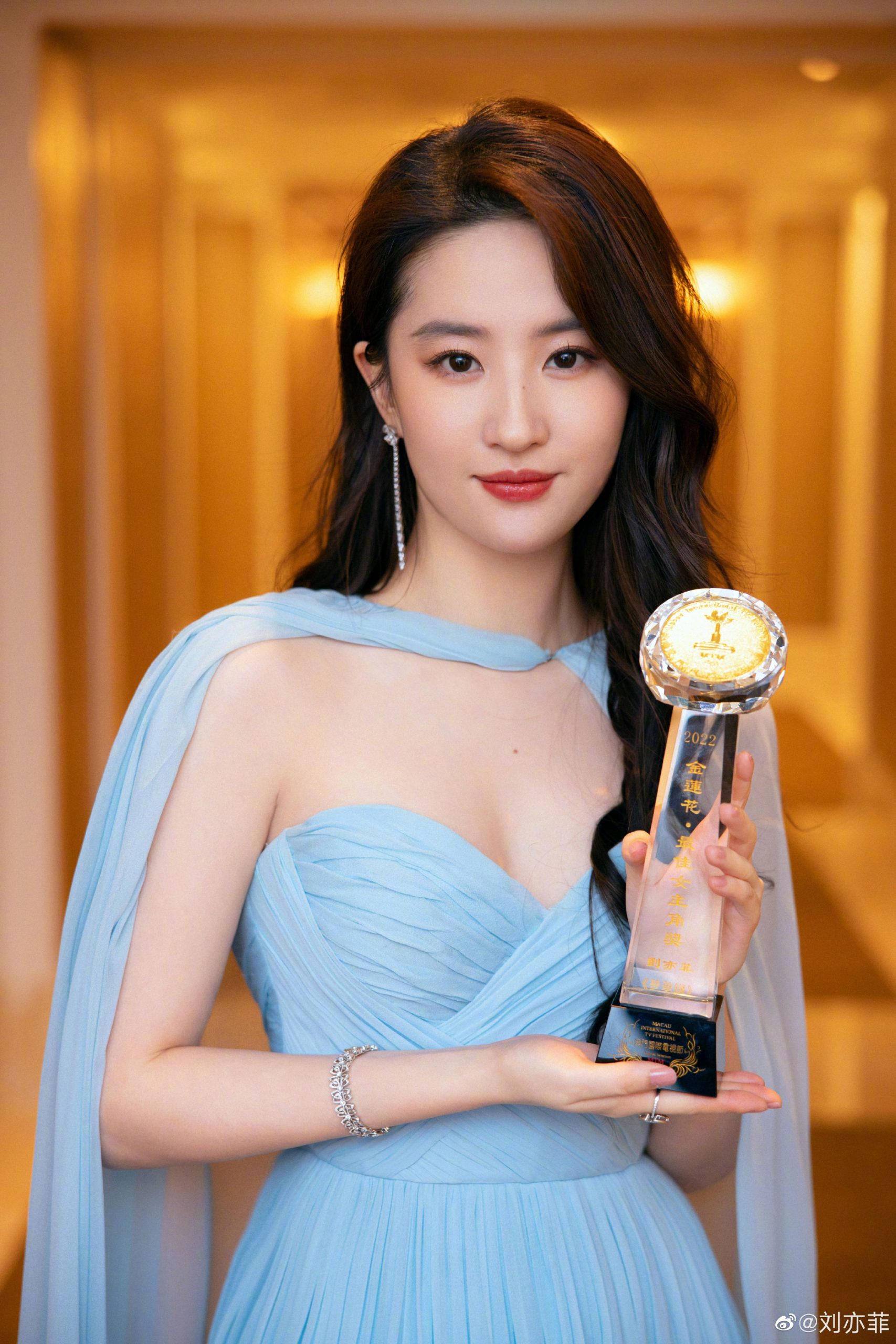 礼服撞衫金高银惨输 刘亦菲生图“腰不见了”