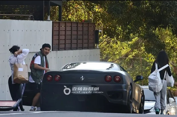 离婚后首现身|曹格开法拉利接爱女放学 发现被偷拍狠瞪镜头