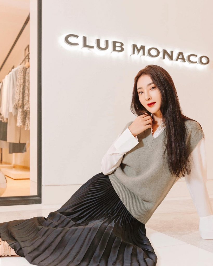 离婚后首现身|曹格开法拉利接爱女放学 发现被偷拍狠瞪镜头