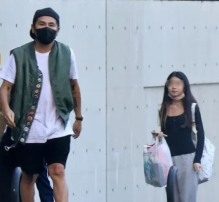 离婚后首现身|曹格开法拉利接爱女放学 发现被偷拍狠瞪镜头