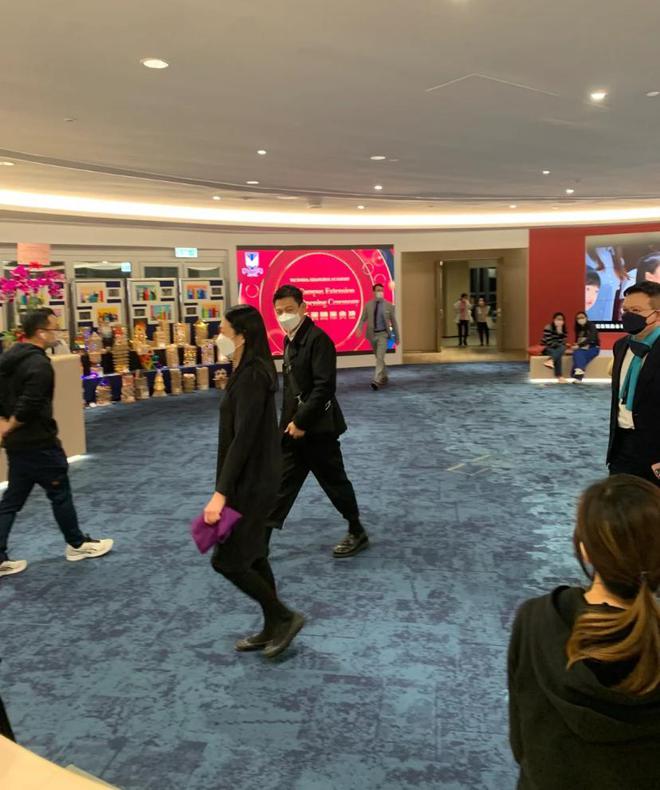 称职星爸! 刘德华朱丽倩穿情侣装 戴口罩看女儿表演