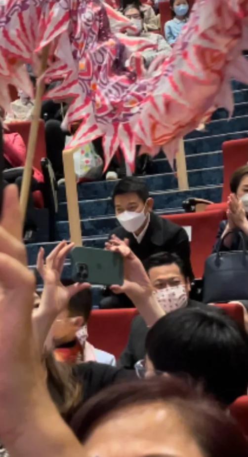 称职星爸! 刘德华朱丽倩穿情侣装 戴口罩看女儿表演